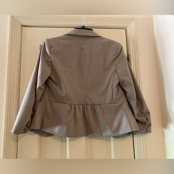 Women’s New York & Company Grey Pinstriped Blazer Jacket Size 6 NWT Button - Picture 3 of 6